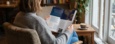 Firefly_una persona de espaldas leyendo la revista adjunta 374288